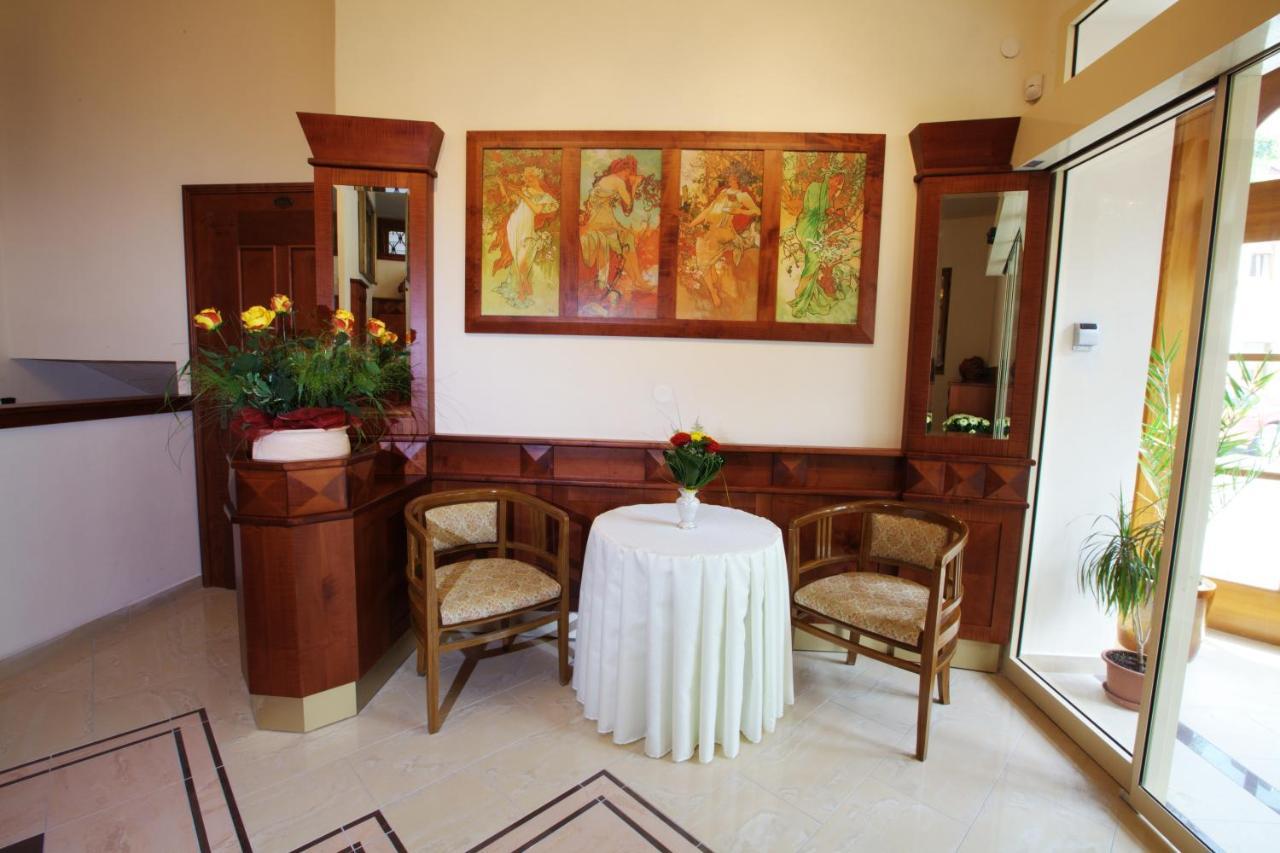 Hotel Fortna 赫鲁迪姆 外观 照片